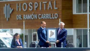 El presidente Alberto Fernández recibió un presente del gobernador Omar Gutiérrez. Foto: Patricio Rodríguez.