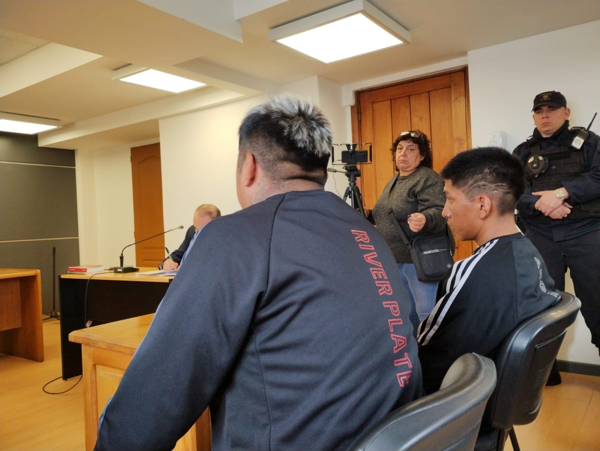 Los imputados escucharon los cargos que el fiscal les atribuyó en la audiencia que se hizo este martes en Bariloche. (foto gentileza)