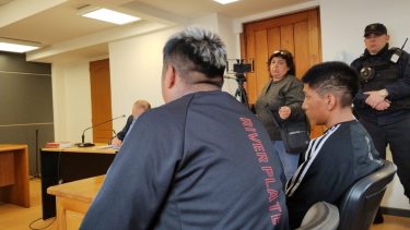 Los imputados escucharon los cargos que el fiscal les atribuyó en la audiencia que se hizo este martes en Bariloche. (foto gentileza)