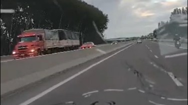 Con un Dodge 1.500 una mujer circuló más de 10 kilómetros a contramano por la Ruta 22. 