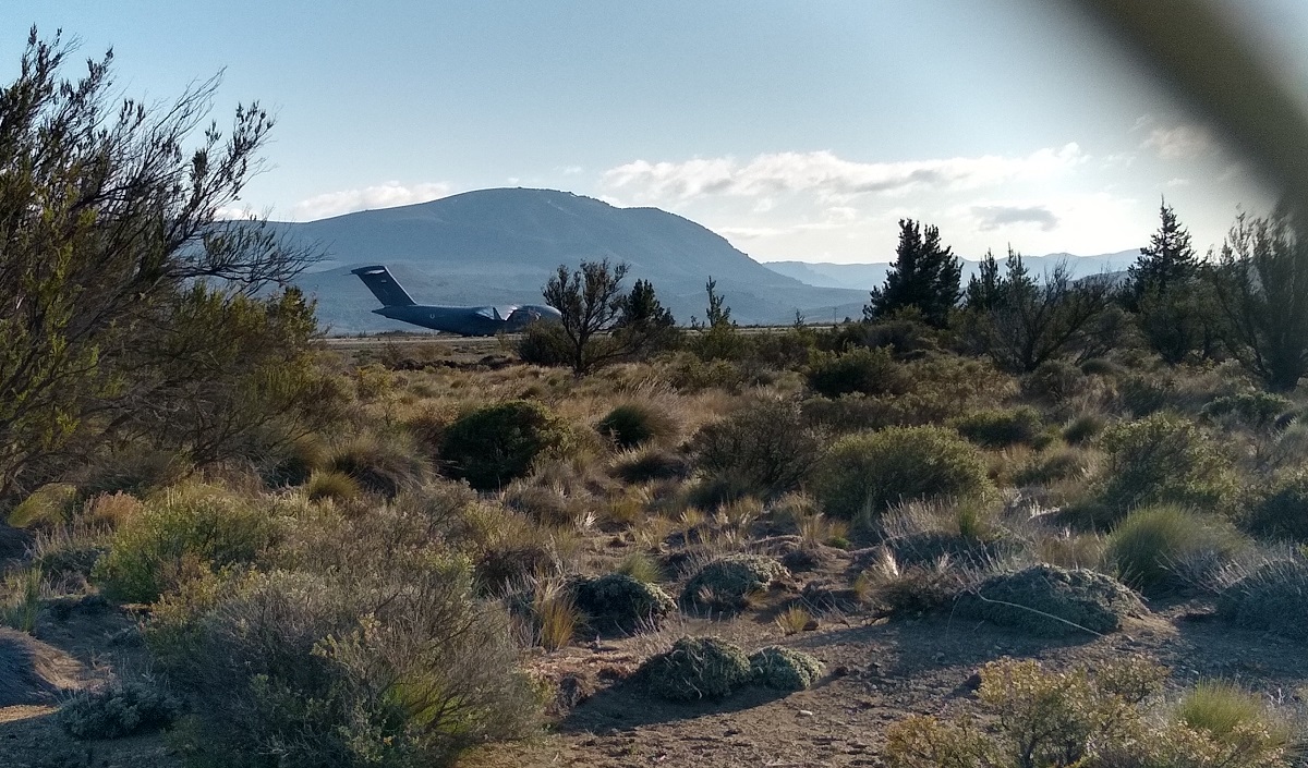 La aeronave militar permanece cerrada a la espera de documentación aduanera. Foto: RÍO NEGRO