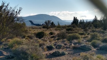 La aeronave militar permanece cerrada a la espera de documentación aduanera. Foto: RÍO NEGRO