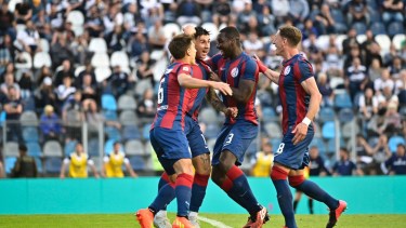 Bareiro festeja con sus compañeros el tremendo golazo que metió en La Plata. 