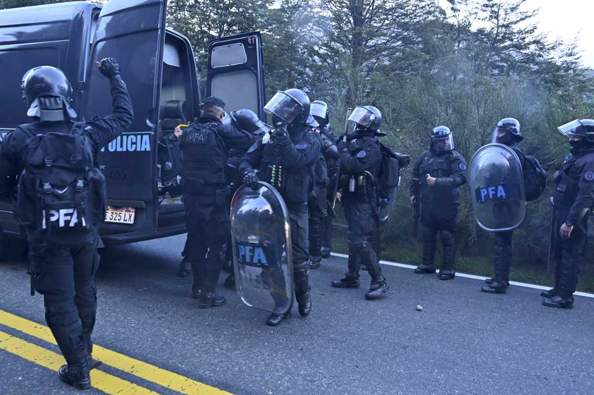 La Policía Federal ejecutó el 4 de octubre pasado el desalojo de los predios usurpados en Villa Mascardi  a manos de la comunidad mapuche Lafken Winkul Mapu. (Foto de archivo de Alfredo Leiva)