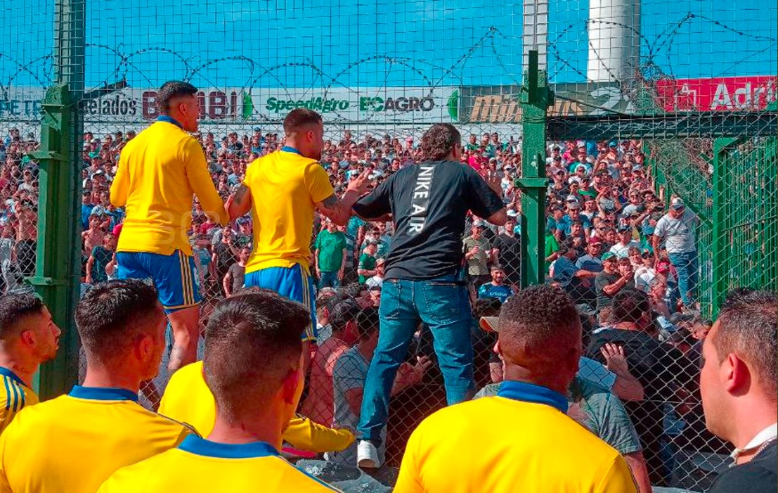 Los jugadores de Boca pidiendo calma en medio del caos en las tribunas. 