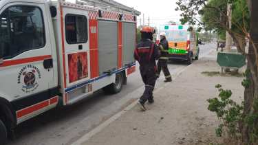 Personal de bomberos y Siarme montaron un operativo para trasladar al paciente. (foto: gentileza)