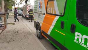 Montaron un operativo para bajar a una persona accidentada desde un primer piso, en un barrio de Roca