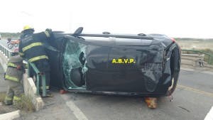 Volcó por hacer una mala maniobra en la circunvalación norte de la ruta 22, en Plottier