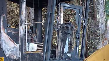 Así quedó una de las máquinas incendiadas.