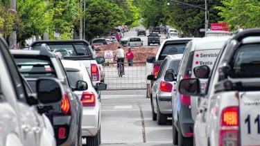 Largas filas, paciencias de corto alcance. Los bocinazos y los insultos son una constante. (FOTOS: Matías Subat)