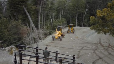 Máquinas viales de Parques Nacionales trabajan en la traza del camino al Tronador, entre Pampa Linda y Los Rápidos. Gentileza
