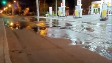 Se rompió un caño cerca de la Ruta 22 y está cortado el tránsito, además no hay agua en varios barrios. Foto: Gentileza.