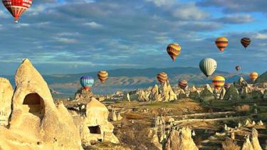 Dos turistas mueren al caer un globo aerostático en Turquía