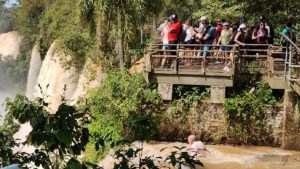 Apareció una foto del turista que cayó a las Cataratas del Iguazú y la crecida complica la búsqueda