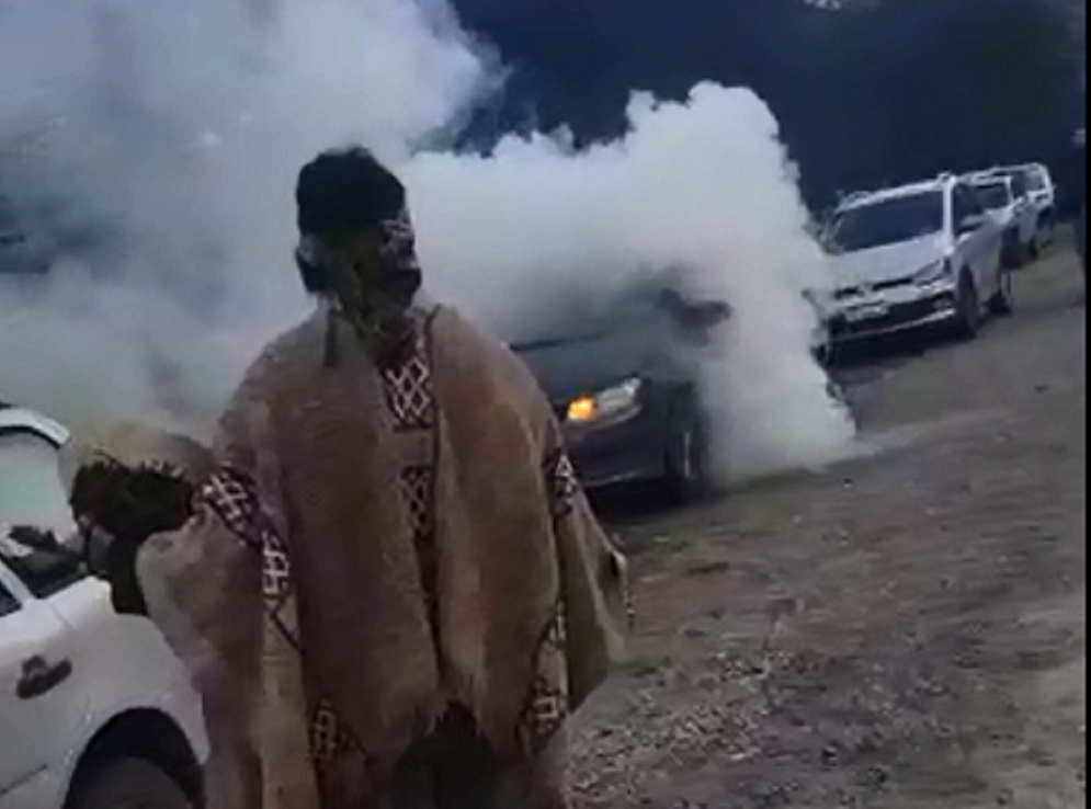Un disparo de gas lacrimógeno hacia manifestantes mapuches en Villa Mascardi rebotó en un vehículo estacionado. Imagen captura de video