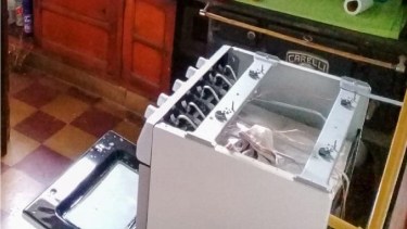 La directora del establecimiento fue quien llevó en su auto a los auxiliares de servicio hasta el hospital de Aluminé. Foto: Radio Municipal Aluminé