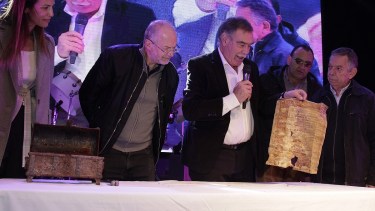El cofre fue expuesto en la fiesta de los 100 años de Centenario, pero aseguran que fue abierto antes. Foto: https://www.facebook.com/municentenario