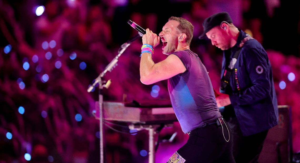 Coldplay, liderada por Chris Martin, además de presentarse en River Plate ofrecerá la experiencia en salas de cine.-