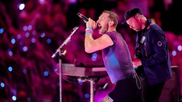 Coldplay, liderada por Chris Martin, además de presentarse en River Plate ofrecerá la experiencia en salas de cine.-