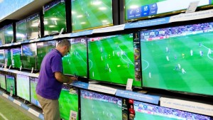 Lanzarán un programa de 30 cuotas para comprar televisores y celulares: de qué se trata