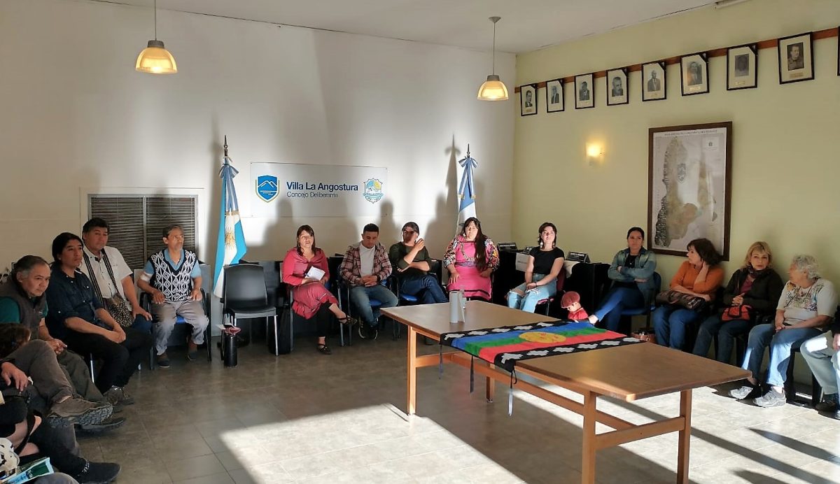 Participaron representantes de partidos políticos, organizaciones sociales, vecinos, comisarías y eclesiásticos. Foto: Facebook Confederación Mapuche de Neuquén