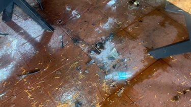 La parrilla donde se produjeron los enfrentamientos sufrió daños graves. 