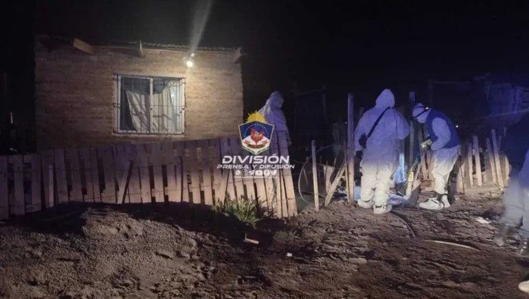 Peritos analizan la zona del crimen en Casimiro Gómez, oeste de Neuquén. Foto: Policía de Neuquén