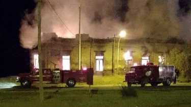 Las dos dotaciones de bomberos de Darwin trabajaron a destajo para controlar las llamas.