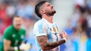 Rodrigo De Paul estaría en condiciones de anunciar el rompimiento, pero la familia Stoessel habría hecho el especial pedido.-