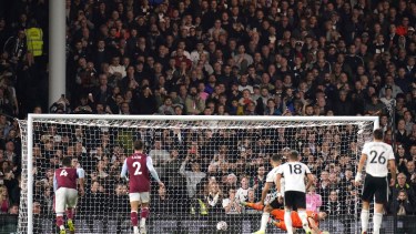 Emiliano Martínez no pudo atajar el penal que le patearon contra Fulham. Foto: AP