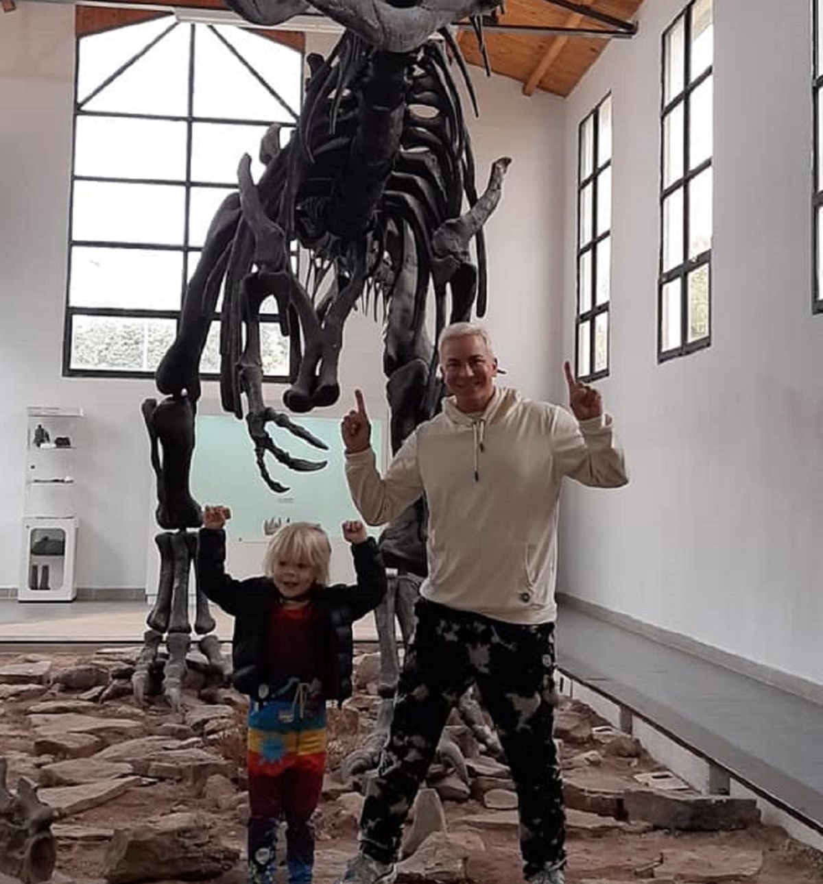Flavio Mendoza y Dionisio se dieron el lujo de posar al lado del dinosaurio más grande del mundo, un lujo que otros visitantes no tienen (Municipalidad de Villa El Chocón)