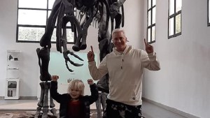 Polémica porque dejaron tocar el dinosaurio de El Chocón al hijo de Flavio Mendoza