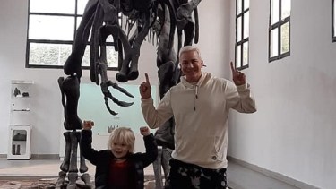 Flavio Mendoza y Dionisio se dieron el lujo de posar al lado del dinosaurio más grande del mundo, un lujo que otros visitantes no tienen (Municipalidad de Villa El Chocón)