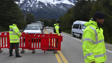 Largas colas en la ruta 40 para circular con tránsito asistido por la zona de Villa Mascardi. (Foto: Chino Leiva)