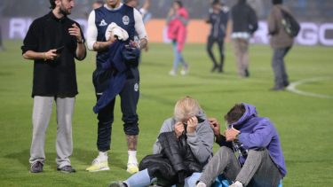 Los graves incidentes en cancha de Gimnasia dejaron como saldo un muerto por la represión policial. 