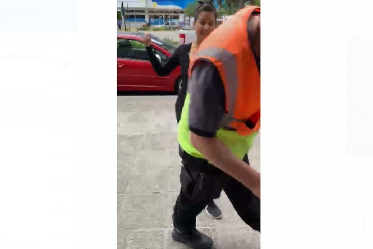La multaron por estacionar frente a una rampa y golpeó al inspector de tránsito en Neuquén. Foto captura video