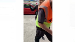 Golpeó al inspector que la multó por estacionar frente a una rampa en pleno centro de Neuquén