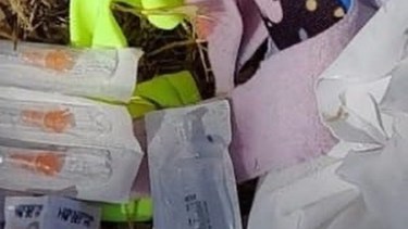 Las agujas y jeringas fueron halladas dentro de una bolsa de residuos domiciliarios. 