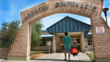 el hombre decidió acudir voluntariamente al hospital de Centenario. Foto archivo