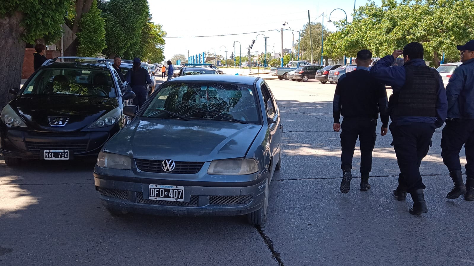 El Volkswagen Gol quedó detenido sobre la calle 9 de Julio y el conductor fue trasladado al hospital. (Fotos César Izza)