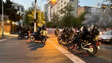 La policía iraní persiguió en motos a los manifestantes.