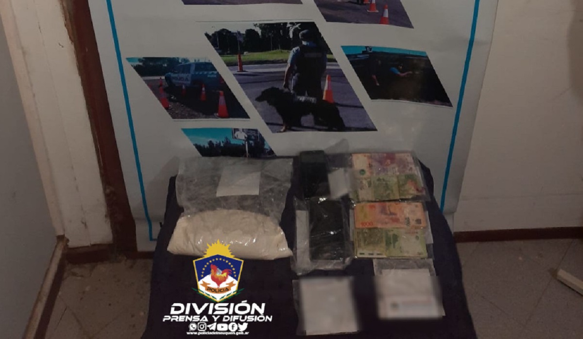 Desbarataron un "kiosco narco" en el bajo de Neuquén y secuestraron cocaína, dinero y celulares. Foto: Facebook Policía de Neuquén.