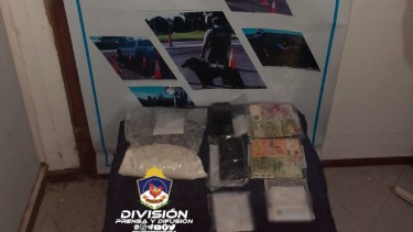 Desbarataron un "kiosco narco" en el bajo de Neuquén y secuestraron cocaína, dinero y celulares. Foto: Facebook Policía de Neuquén.