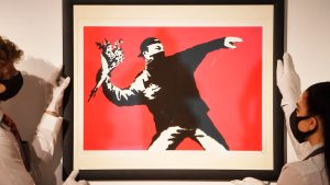 «El lanzador de flores» de Banksy sale a subasta en Londres por 500 mil dólares