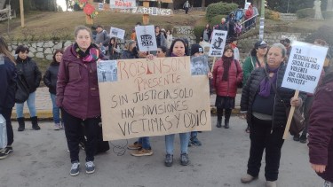 Lidia Quintriqueo, a la derecha, con una pancarta. (Gentileza El Tren programa de radio de Daniel Osovnikar).