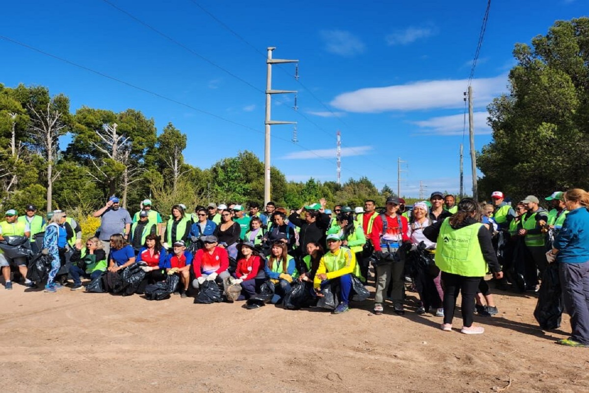 Limpieza solidaria en el Parque Norte de Neuquén. Foto: gentileza grupo GAEMN