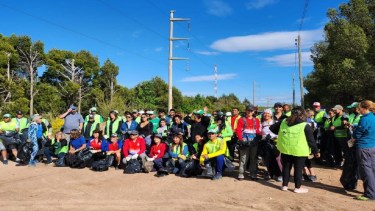Limpieza solidaria en el Parque Norte de Neuquén. Foto: gentileza grupo GAEMN