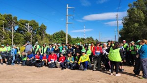 Bardas limpias: la tarea solidaria que unió a 80 personas este fin de semana en Neuquén