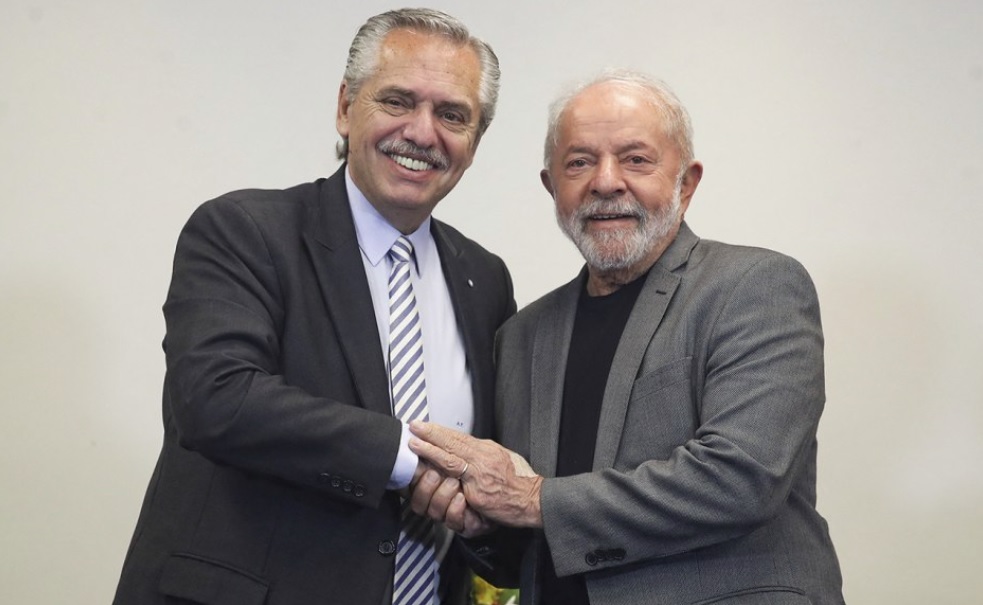 Fernández viajó rápidamente a Brasil para saludar a Lula. 