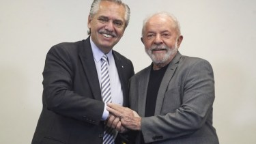 Fernández viajó rápidamente a Brasil para saludar a Lula. 